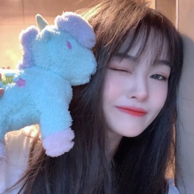 粉红转角上的男人